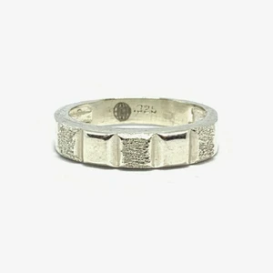 Ring i äkta silver från seams - Äkta silverring från seams. Storlek 9, säljer pga för stor för mina fingrar. Knappt använd. Nypris 400