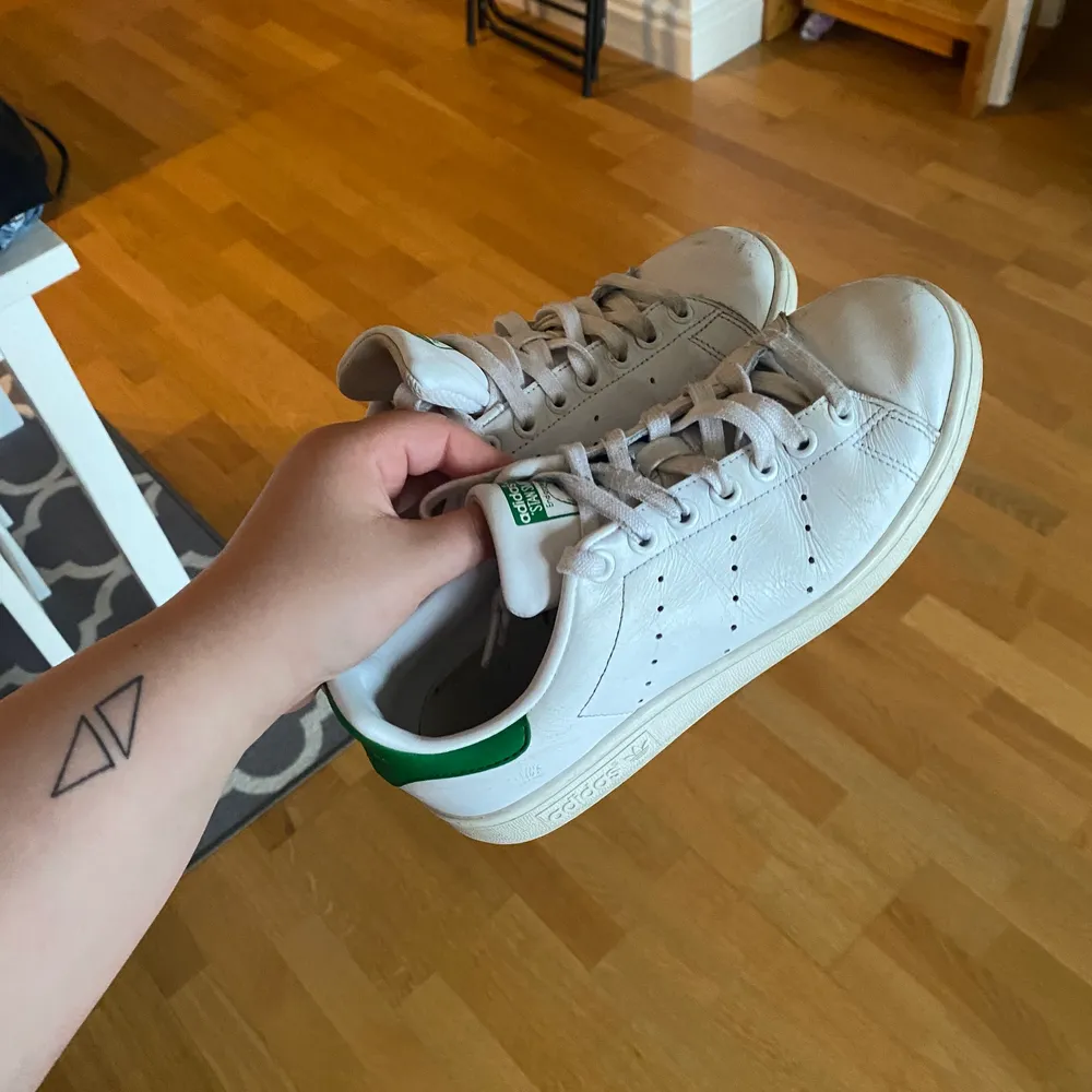 Adidas stan Smith, i använt men fint skick. Ser ut som nya om man tvättar dom 💗 kan skickas men då betalar köparen frakt 💜💜. Skor.