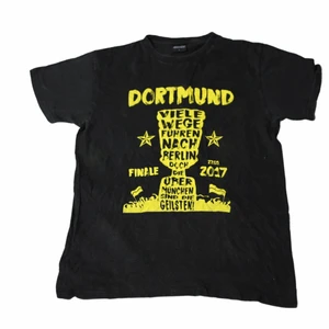 Dortmund- vintage t-shirt  - En cool graphic t-shirt med gult tryck från fotbollsklubben Dortmund. Köpt från en retro butik i Stockholm. Perfekt för en tidig 00s typ av stil. 