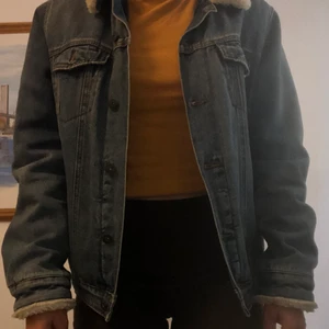 Varm jeansjacka  - En fodrad jeansjacka från ASOS. En aning oversized med långa ärmar. 