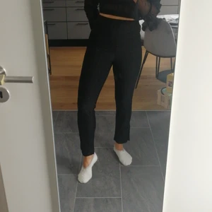 NLY TREND, glittriga byxor med slits.  - Glittriga kostymbyxor med slits från NLY TREND. Bekväma och snygga partybyxor! Jättefint skick