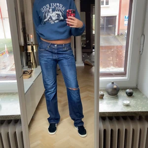Levis jeans lågmidjade  - säljer denhär as snygga coola jeansen från Levis som är lågmidjade! har klippt dit ett hål på knät. Och jag är 178cm lång💕💕💕💕.    Nypris:450