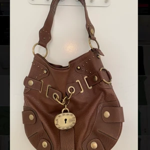 Väska från Guess - Väska från Guess i bra skick. Nypris runt 1000kr. Skriv om du har fler frågor eller om du vill se fler bilder :) 