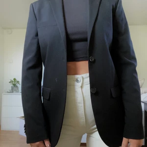 Svart kavaj - Varken märke eller storlek står utskriven men den sitter lite oversized på mig som vanligtvis bär storlek s/m i toppar!