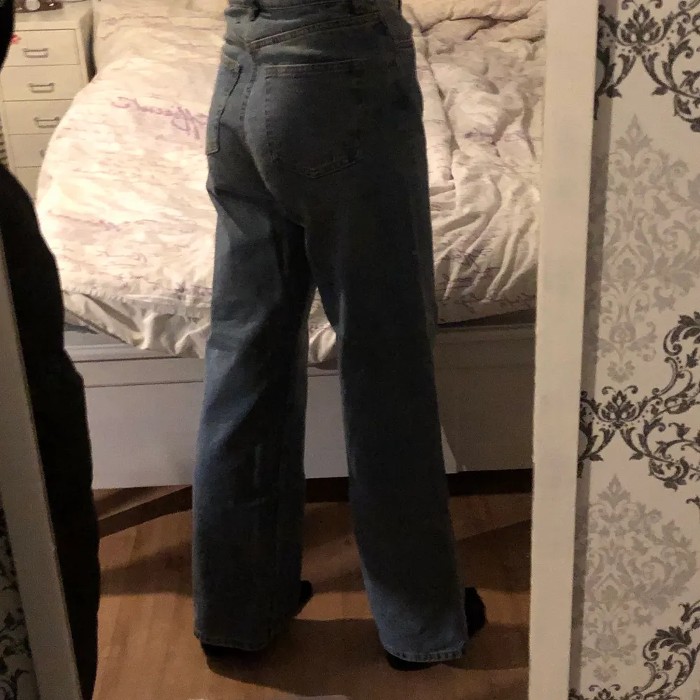 Jeans från monki i strl 27, använda ett fåtal gånger, säljes pga för stora för mig och inte kommer till användning, betalning sker via swish. Jeans & Byxor.