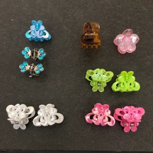 Hårklämmor - Säljer massa söta & färgglada hårklämmor som är perfekta för att sätta upp håret 💗 Så fina men de får inte någon användning av mig, därför säljer jag 💗 1 klämma (3kr), 2st (5kr) 💗 Köp alla för 30kr!!