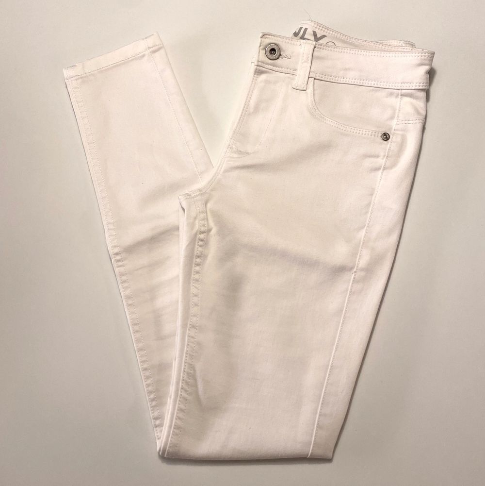 Vita jeans från märker Only, storlek S/30. Oanvända. Stretchiga i tyget. Inte riktigt rättvis passform på bild då de är för små för mig.. Jeans & Byxor.