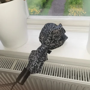 Grått leopard Paraply - Ett grå leopardmönstrad paraply som jag har använt ett fåtal gånger. Säljer det för har nämligen köpt ett nytt. Ordinarie pris: 130kr. 