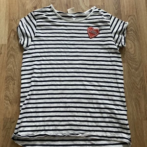 Randig tröja med hjärta  - FRAKT TILLKOMMER! Så fin randig tshirt med ett hjärta på, lite som den trendiga Playboy tröjan fast med text. Använd men super bra skick 💕 Kontakta om frågor eller fler bilder!