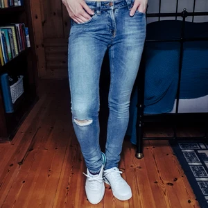Nudie jeans  - Säljer över 100 plagg! 🤩 Stor mängdrabatt när du köper fler saker! 🤑 Vänta inte för länge då jag flyttar i slutet av September och gör mig av med allt!