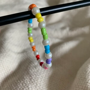 Färgglatt armband - Jätte fint armband i många färger😍Designa ditt egna armband med dom färgerna du gillar bäst❤️Fri frakt på beställningar över 80kr 📦följ oss på instagram där vi har mer information em_smycken där också😚