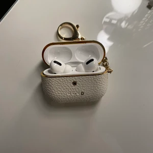 Airpods PRO skal från Nakd - Hej! Säljer nu mitt Airpods PRO skal från Nakd. Som ni ser så har det släppt bokstäver från ”loggan” men inget man tänker på. Skalet kostade ca 170kr när jag köpte det så kom med ett rimligt pris!☺️ #nakd #airpods #airpodspro #skal #airpodsskal 
