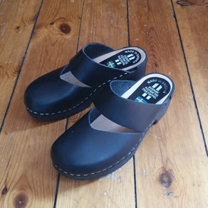 svarta träskor - snygga träskor i nyskick! sjukt bekväma, lätta å gå i🌻 ser inte så typiskt träskoiga ut, mer cool 60tals vibe!