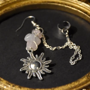 Örhänge sol med earcuff - Solörhängen med rosenkvarts (går att customiza kristall på min etsy) och en earcuff med kedja. Nickelfria metaller och krokar. (Ett vanligt örhänge ingår men endast en med earcuff) 