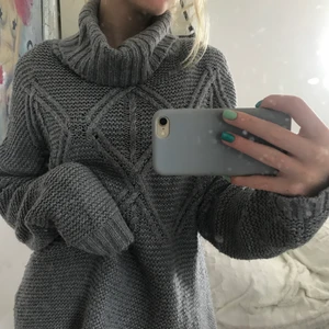 Jätte mysig stickad tröja. - Grå mysig tröja från lager 157, super varp och bra till hösten, andvänt några gånger men fortfarande bra skick.