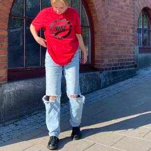 Trendiga jeans - Säljer dessa trendiga jeans från Gina Tricot. Älskar hur de sitter och tycker modellen är otroligt snygg! Aldrig använda och är därför som nya! Nypris 599kr, jag säljer för 300kr😊