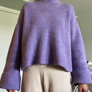 Stickad tröja  - Säljer den här jättefina lila stickade tröjan som är använd ett fåtal gånger, den är i jättefint skick 