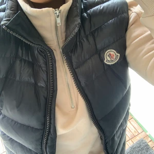 Moncler väst - Moncler väst i storlek 1, nästan aldrig använd så är inprincip i nyskick. 