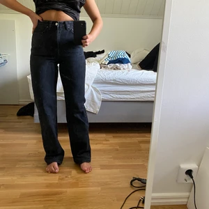 Jeans från weekday, w26 L32 - Mina favorit jeans från weekday i modellen Rowe måste tyvärr nu säljas då det blivit för små. Har inte hunnit använda den så länge så väldigt bra skick. Färgen är echo black. Är 160 och på mig går det över skorna. Säljer för 250 exlusive frakt
