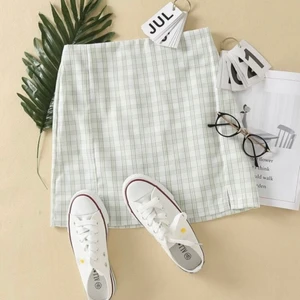 Rutig kjol - Säljer denna rutiga kjol då den inte kom till användning. Skriv för fler bilder eller frågor💕