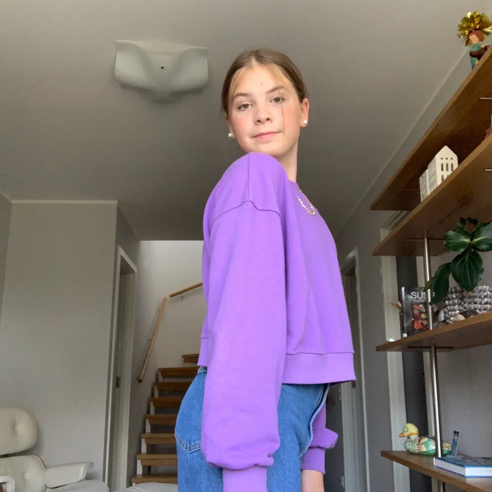 En super gullig lila sweatshirt! Säljer pga att den inte kommer till användning😋 Super söt till ett par vanliga blåa jeans! Några månader gammal men i super bra skick. Pris inklusive frakt 📦 . Hoodies.