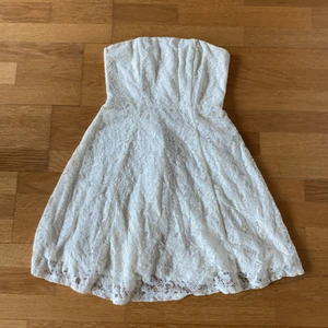 Klänning i spets - Off white klänning i spets. Passar fint till olika tillställningar såsom student eller skolavslutning. 