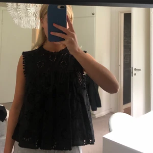 Svart blus - Härlig svart blus från zara, som endast är använd ett par gånger och är i mycket bra skick:) Köparen står för frakten!!