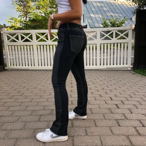 gråa low waist jeans - säljer dessa lågmidjade jeans från replay. färgen är något mörkare baktill än där framme med ljusare bakfickor. använd fåtal gånger och säljs därför i väldigt bra skick. köptes för över 1000kr men säljer nu för 500kr inkl. frakt