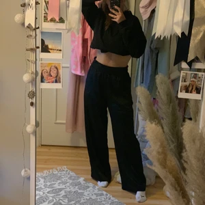 Svarta silkesbyxor från Vero Moda - Skitsköna byxor som passar både till fint och till mys. Superbekväma men tyvärr för stora för mig:( Köpta för 400 och använda 1 gång💕