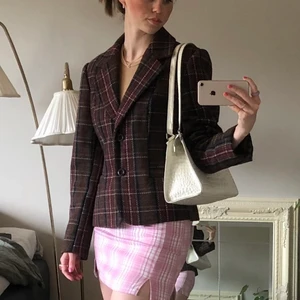 Brun kavaj - Så snygg kavaj från Cappuccini som jag fick av en vän för något år sedan. Tycker den är så snygg men lite för cool för mig haha så jag säljer den 🥰 Den är i strl 40 och jag bär vanligtvis 36 (så vet du hur den sitter på)