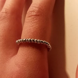 Ring - Hemmagjord silverring och gjord av ekastisk tråd. Frakten går på 11 kr