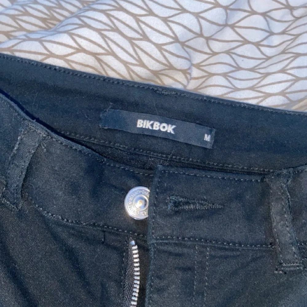 Helt nya jeans från bikbok Aldrig använda endast testade! Jätte sköna och bra stretch. Stl M men passar mig som är en s jätte bra också! Ny pris 499 mitt pris 100 köparen står för frakten!💖💖. Jeans & Byxor.