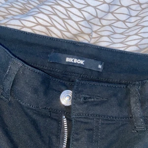 svarta jeans  - Helt nya jeans från bikbok Aldrig använda endast testade! Jätte sköna och bra stretch. Stl M men passar mig som är en s jätte bra också! Ny pris 499 mitt pris 100 köparen står för frakten!💖💖