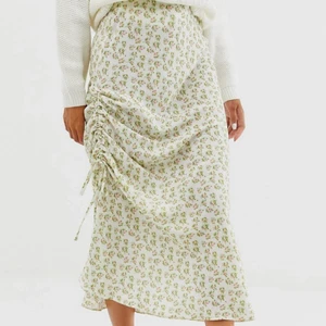 Jättesöt långkjol - Fin blommig långkjol från asos. Ej genomskinlig. Går att ha helt rak eller dra i en resår för en mer ”räfflad” sida, se bild 3