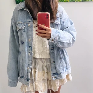 Jeansjacka - Jätte najs lite oversized jeansjacka, knappt använd. Storlek L men mindre i storleken då den passar från xs-m skulle jag säga. Buda