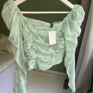 Topp H&M - Säljer denna supersöta toppen från H&M, helt oanvänd med lappen kvar🌸 Köpt för 199kr 
