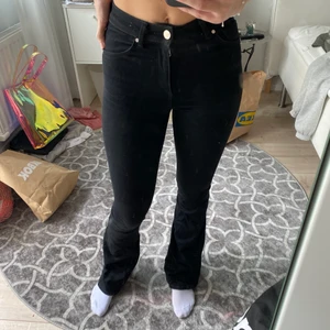 Bootcut Jeans Svarta  - Säljer ett par bootcut jeans från bikbok! Dessa är knappt använda. Jag är ungefär 170 cm lång. Köparen står för frakten. 