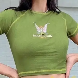 Grön populär tshirt med tryck av en älva🥰🥰