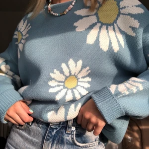 Trendig stickad tröja - Färgglad, oversized, blommig tröja som knappt är använd.