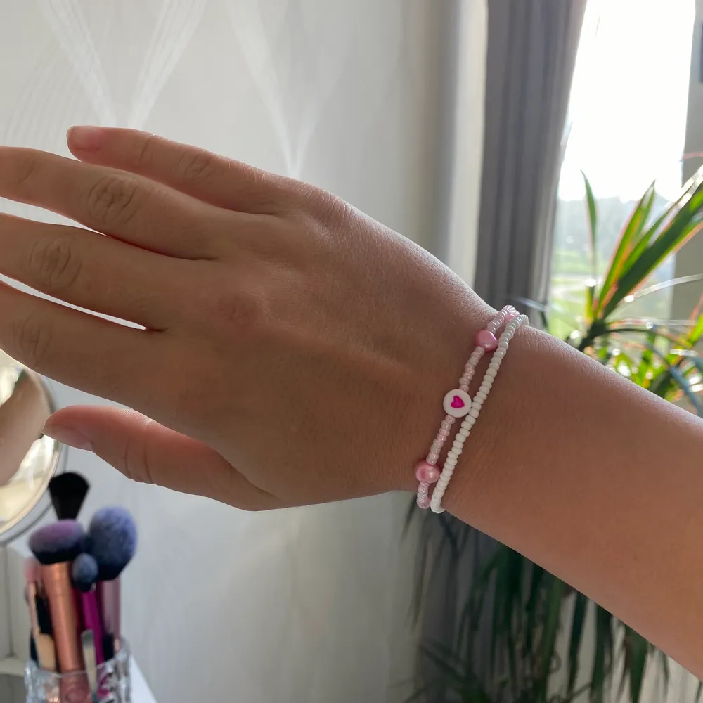 Enkelt vitt armband, 30kr gratis frakt 💕 Rosa armband med äkta sötvattenpärlor 38kr gratis frakt 💕. Accessoarer.