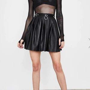 Läderkjol  - Bilder lånade från dollskill! Suuuuperfin kjol i (veganskt) läder, storlek XS! Nypris ca 500kr - Säljer då den tyvärr inte kommer till användning och kan få ett bättre hem 🖤 endast använd 1 gång, skriv för bilder på min och inte från hemsidan 🖤 frakt tillkommer