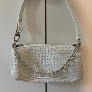 Liten baguette väska - Såå fin väska men kommer tyvärr inte till användning ❤️ Säljer billigt då det är en liten defekt på baksidan (se sista bilden) frakt 30kr tillkommer ❣️