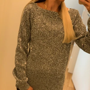 Glitter top - Glittrig top/tröja i storlek XS, helt oanvänd med tagsen kvar!