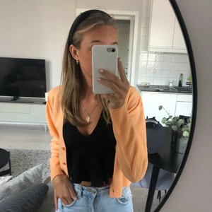 Orange kofta - Jättefin mjuk kofta. Härlig färg och material och knappast använd! Det är barnstorlek men passar mig som är 173 och är vanligtvis en S 💕