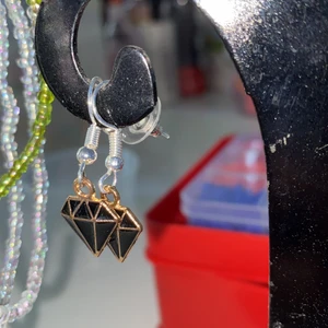 Örhängen  - Säljer detta svarta (finns i vitt också ) diamant örhängesom har silver krok❤️