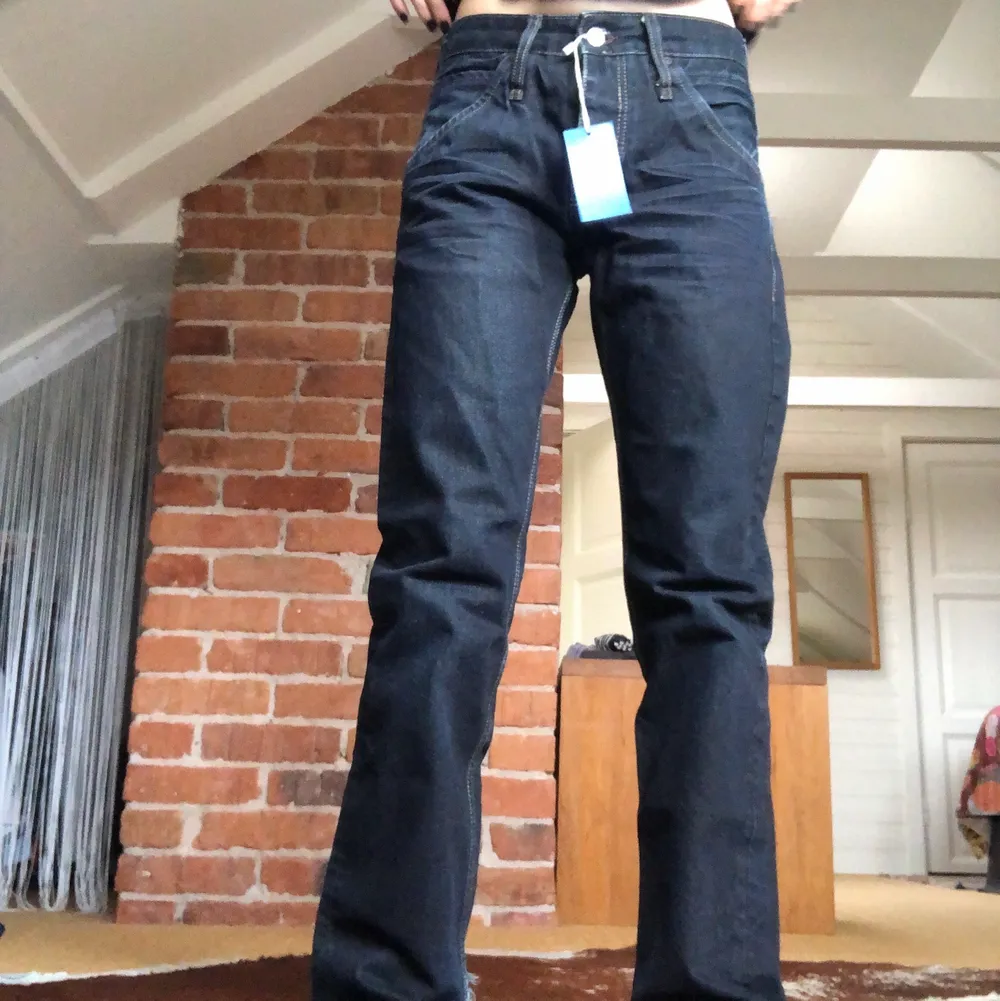Så coola och unika vintage lågmidjade jeans med jätte nice detaljer på fickorna😍passar mig som har storlek 26 och är 165cm.. Jeans & Byxor.