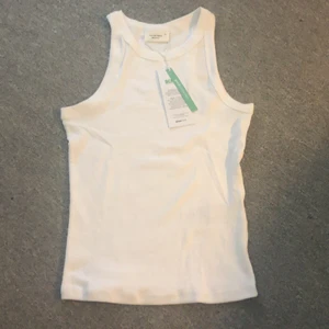 Fint linne  - Ett superfint helt oanvänt linne från Gina. Lappen finns kvar. Kontakta mig om due intresserad! Originalpris 129kr säljer för 50kr+frakt. Strl xs men materialet är stretchigt så passar även s!