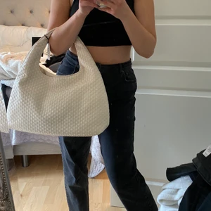 Beige väska  - Oanvänd med lappar kvar, stor väska. Slutsåld online 