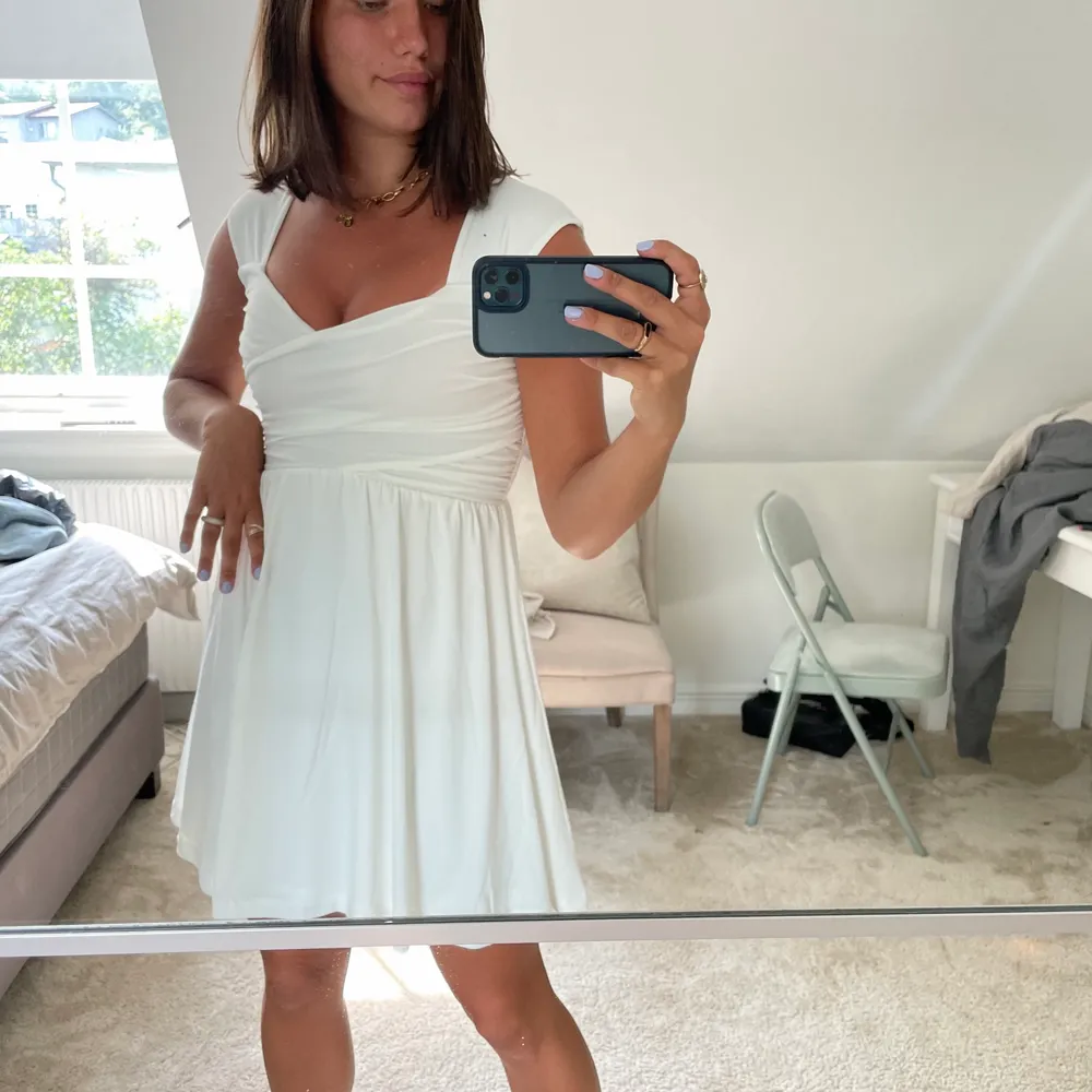En vit klänning från Bubbleroom i storlek XS, perfekt till studenten ❤️‍🔥🙏🏽 köparen står för frakt. Klänningar.