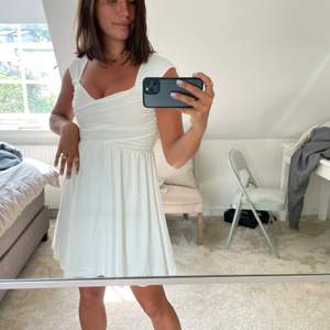 En vit klänning från Bubbleroom i storlek XS, perfekt till studenten ❤️‍🔥🙏🏽 köparen står för frakt